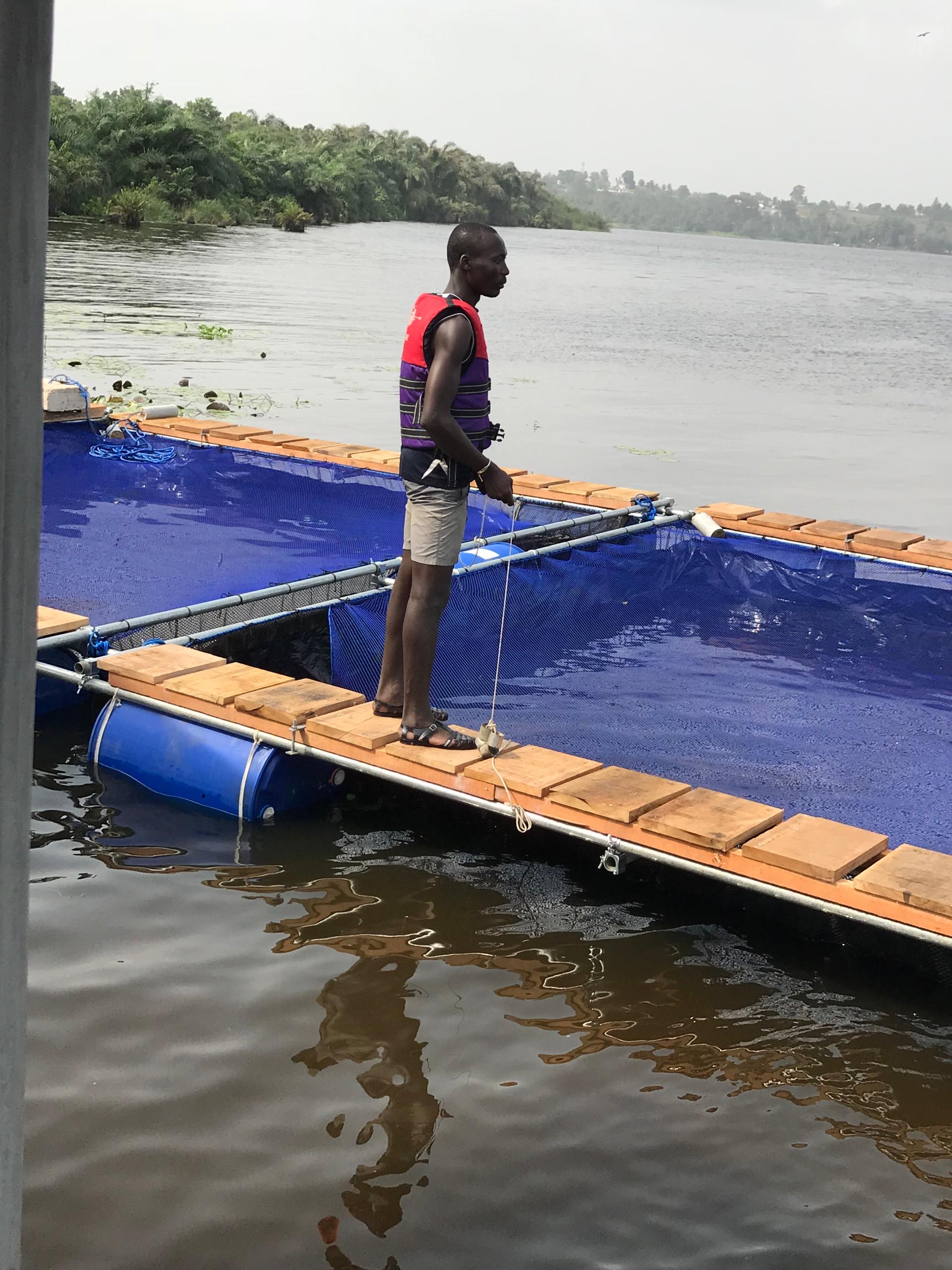 Technicien en gilet de sécurité sur cage flottante