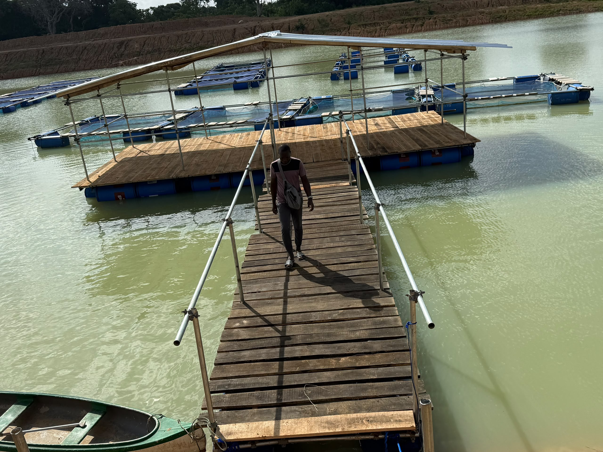 Guérite plateforme flottante reliée par passerelle aux cages